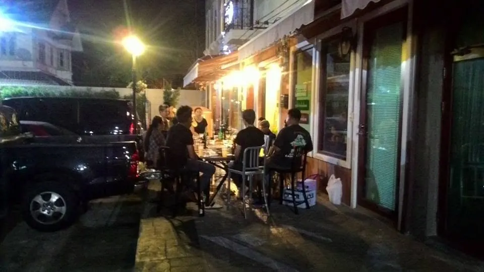 โซนนั่งด้านนอกยามค่ำ
