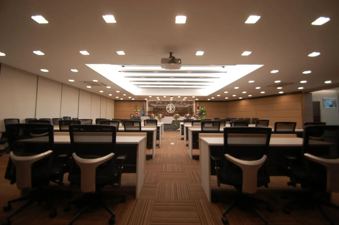 แถวโต๊ะประชุม