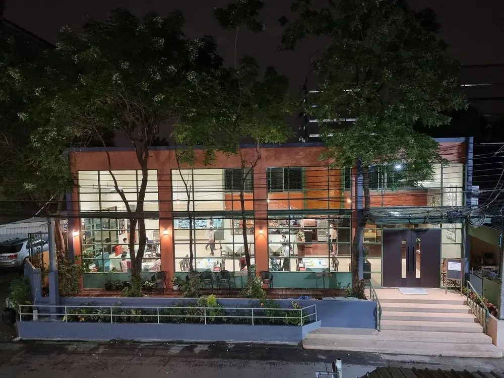ทางเข้าร้านยามค่ำ