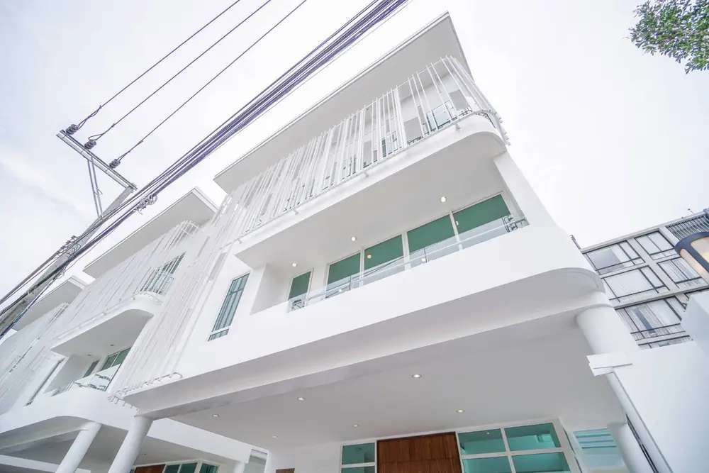 บ้านโมเดิร์นสีขาว — สร้างจริง