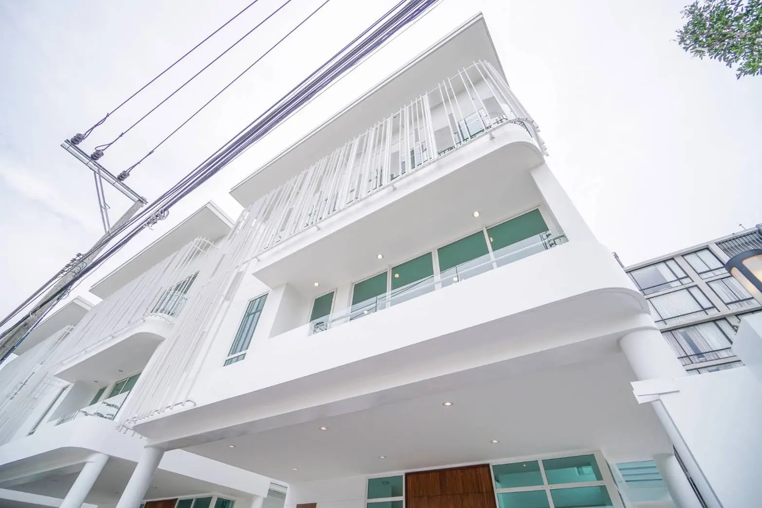 บ้านโมเดิร์นสีขาว ครีบแนวตั้ง